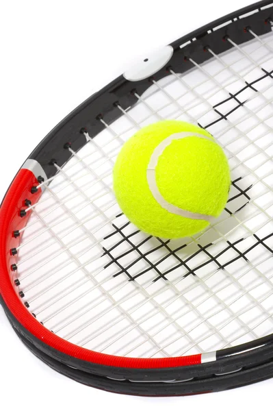 Tennis ketcher med en bold på en hvid bac - Stock-foto