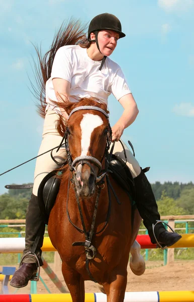 女孩跳上一匹马 — 图库照片