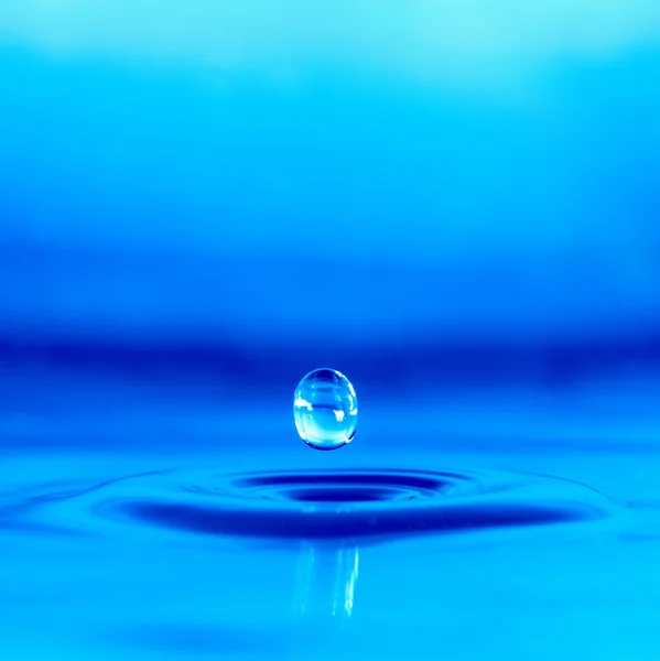 Caída de la gota de agua azul —  Fotos de Stock