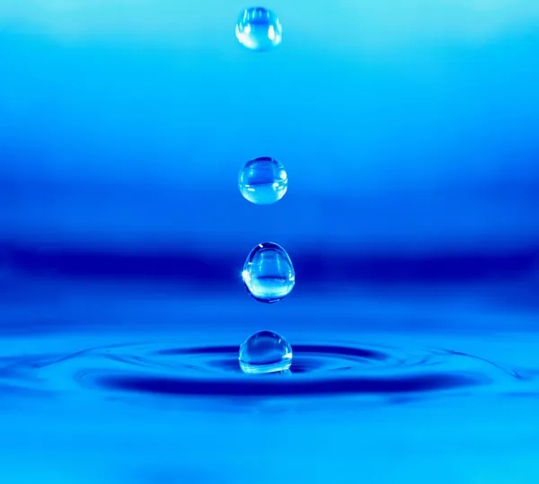 Alá tartozó kék vízcsepp — Stock Fotó