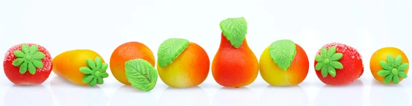 Süßigkeiten aus Marzipan. in Form von Früchten — Stockfoto