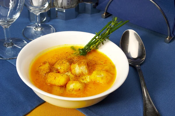 Suppe auf dem Serviertisch — Stockfoto