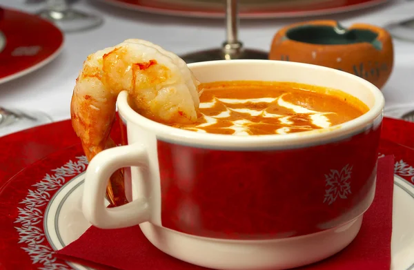 Leckere Suppe auf dem Tisch im Restaurant — Stockfoto
