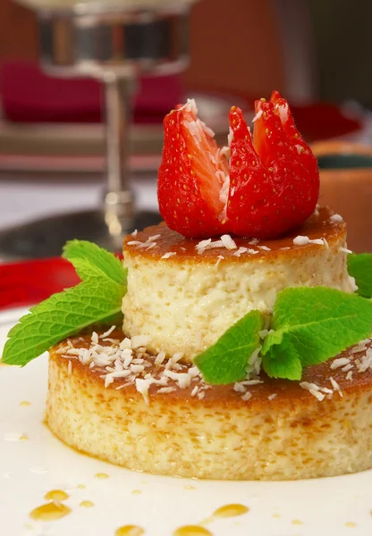 Smaker dessert på et bord på restauranten. – stockfoto
