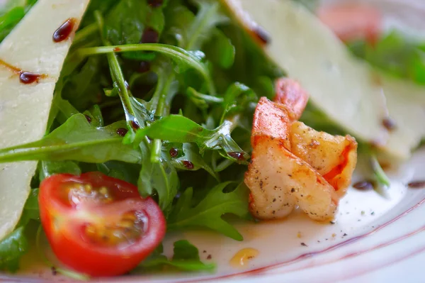 Свежий салат с помидорами, сыром и — стоковое фото