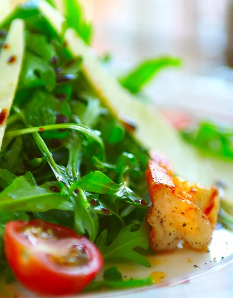 Salada fresca com tomate, queijo e th — Fotografia de Stock