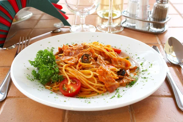 Špagety s rajčatovou omáčkou na stůl — Stock fotografie