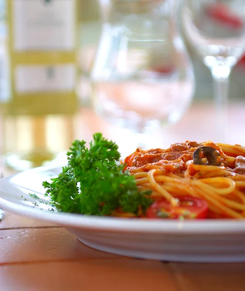 Spaghetti z sosem pomidorowym na stole — Zdjęcie stockowe