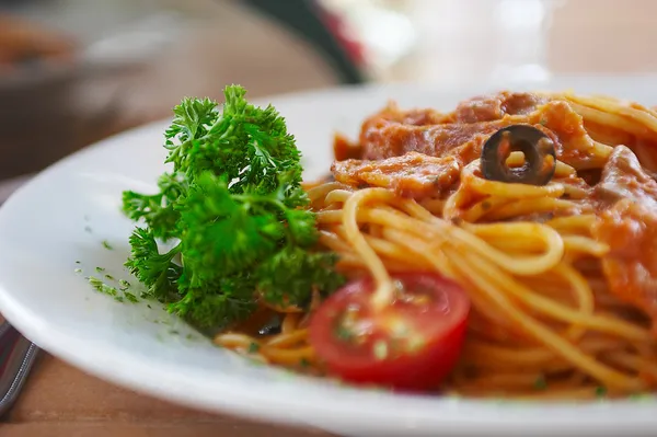 Espaguetis con salsa de tomate sobre una mesa — Foto de Stock