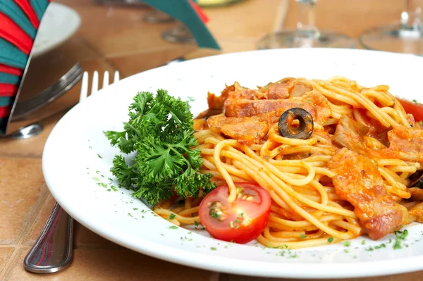 Спагетті з томатним соусом на столі — стокове фото