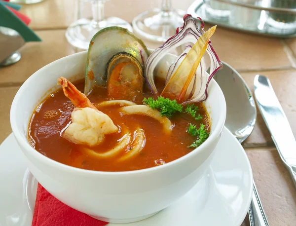 La sopa sabrosa sobre la mesa en el restaurante — Foto de Stock