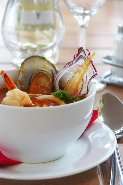 Välsmakande soppa på ett bord på restaurang — Stockfoto