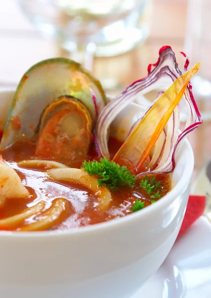 Sopa saborosa em uma mesa no restaurante — Fotografia de Stock