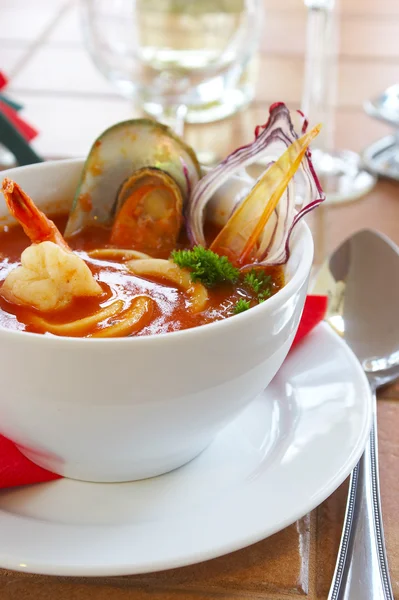 La sopa sabrosa sobre la mesa en el restaurante —  Fotos de Stock