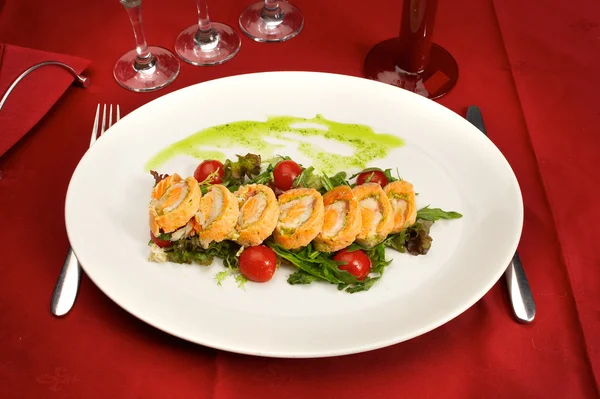 Kırmızı balık salata ve domates ile — Stok fotoğraf