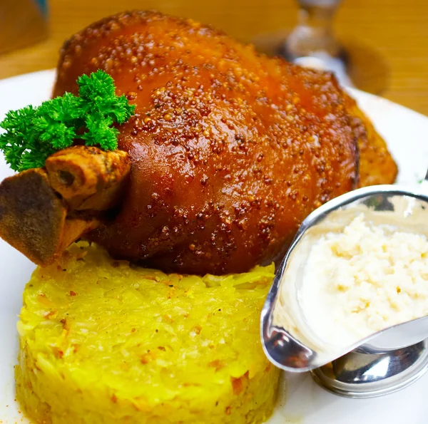 Jambon de porc avec sauce, légumes verts et chou — Photo