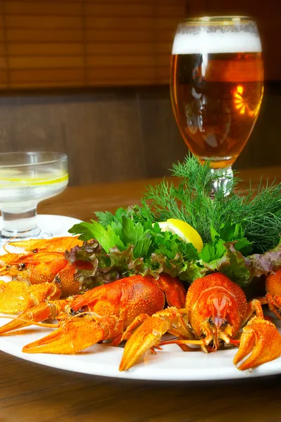 餐厅经理在桌上的啤酒 crayfishs — 图库照片