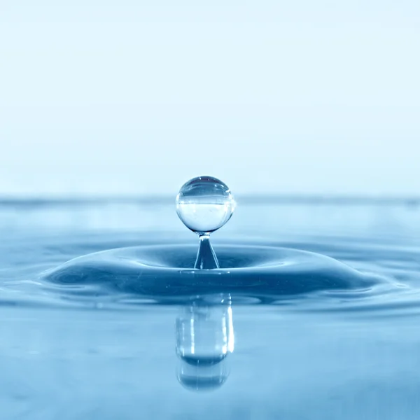 Faller droppe blå vatten — Stockfoto