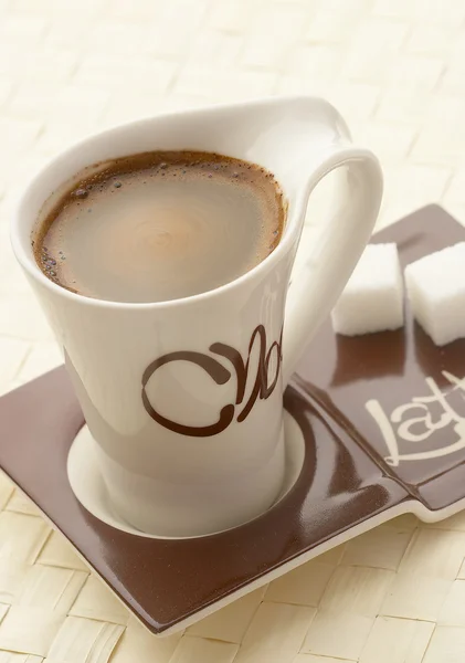 Choco latte. ένα λευκό φλιτζάνι καφέ σε μια — Φωτογραφία Αρχείου