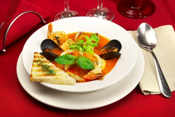Leckere Suppe auf dem Tisch im Restaurant... — Stockfoto