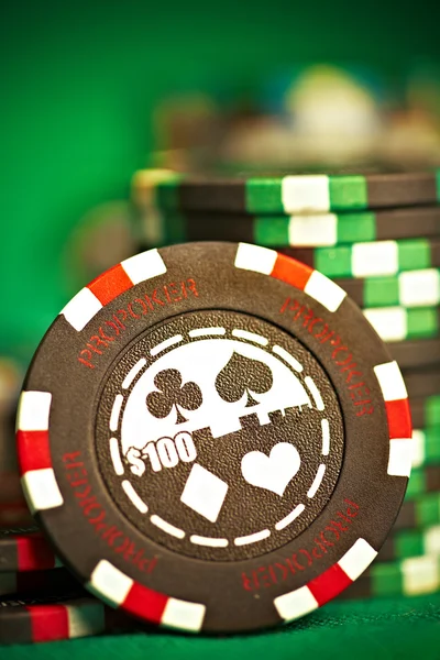 Gambling chips on green cloth — Stock Photo, Image