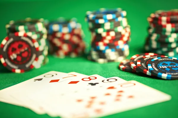 Jogando cartas em pano verde — Fotografia de Stock
