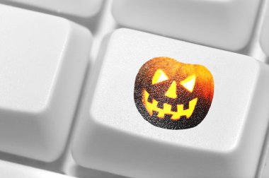 bir korkunç eski jack-o-lantern keyboa üzerinde