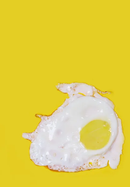 Желтый фон с разбитой курицей — стоковое фото