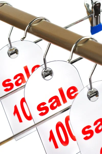 Försäljning. en hängare med etiketter på en vit ba — Stockfoto