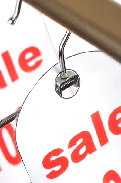 Försäljning. en hängare med etiketter på en vit ba — Stockfoto