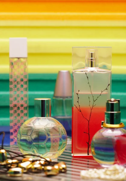 Glazen flessen met parfumerie. op een kleur — Stockfoto