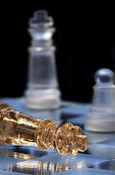 Le roi des échecs repose sur un échiquier. Un victo — Photo