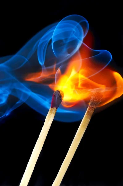 Foto di un fiammifero che brucia in un fumo su un — Foto Stock