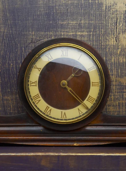 Древние часы с белым циферблатом . — стоковое фото