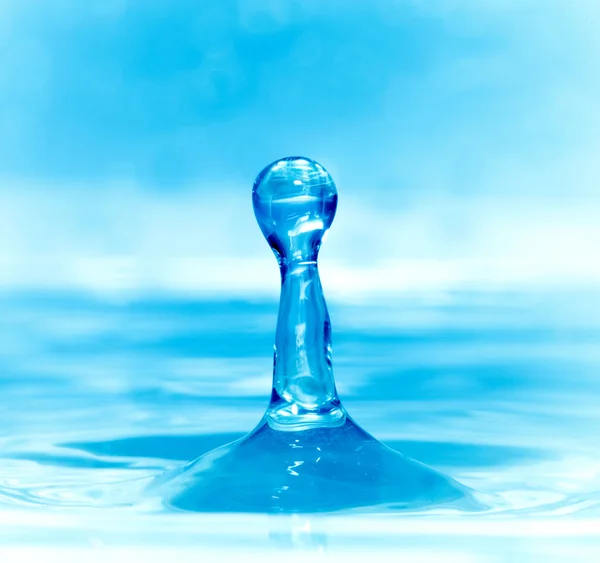 Fallender Tropfen blauen Wassers — Stockfoto