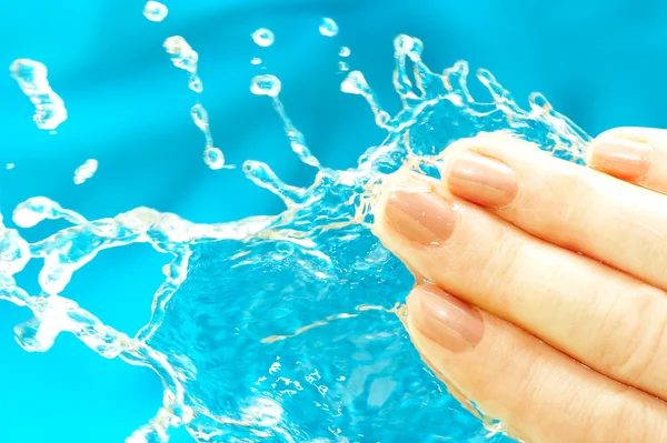 Человеческая рука и вода — стоковое фото