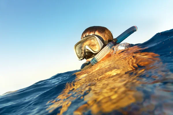 Fiú úszik a tengeren — Stock Fotó