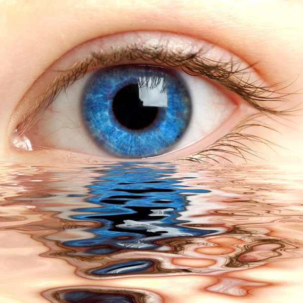 Olho humano refletido em uma superfície de wate — Fotografia de Stock