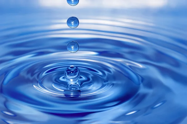 Rund genomskinlig droppe vatten — Stockfoto