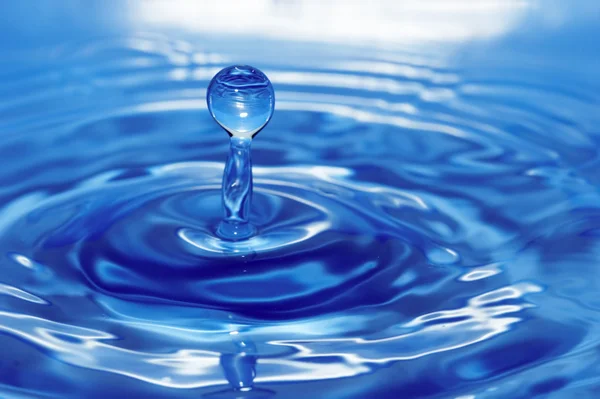 Rund genomskinlig droppe vatten — Stockfoto