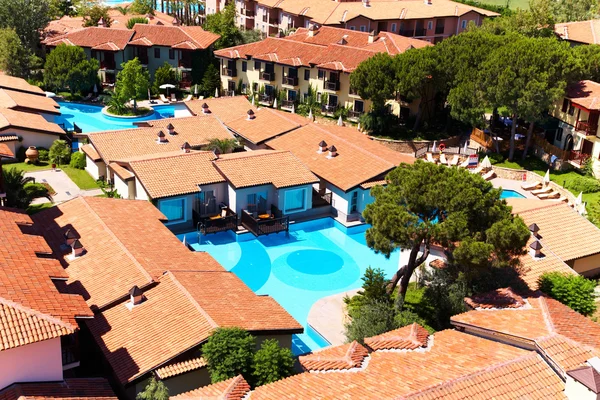 Hotel con piscina fresca —  Fotos de Stock