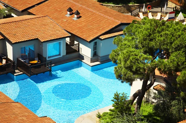 Hotel s bazénem v pohodě — Stock fotografie