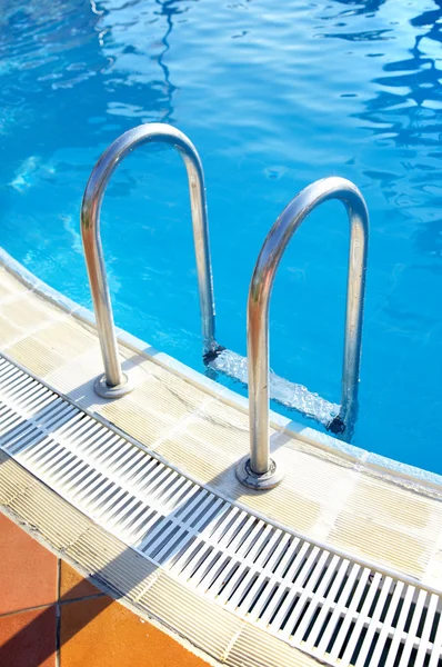 Ladder in pool — Stock Photo, Image