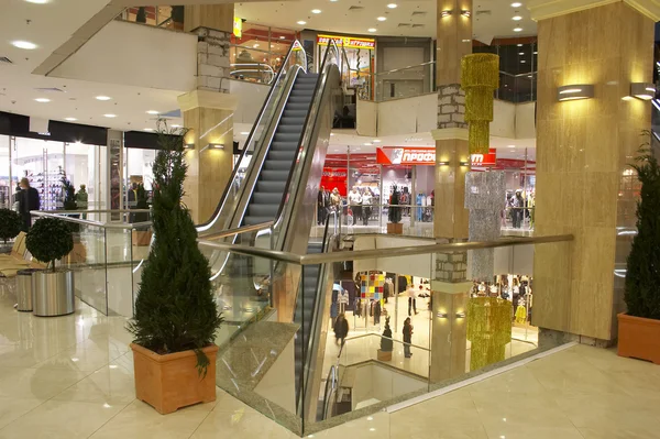 Duże centrum handlowe dla rodzinnych zakupów — Zdjęcie stockowe