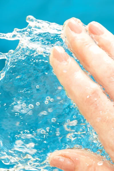 Menselijke hand en water — Stockfoto