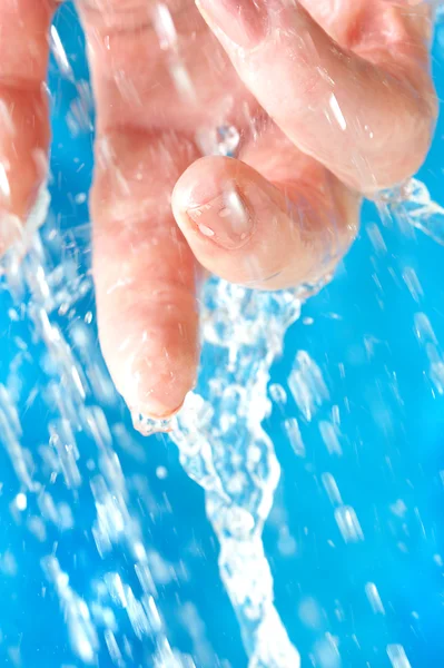 Mão humana e água — Fotografia de Stock