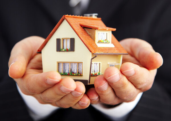 Mano del empresario con la casa — Foto de Stock
