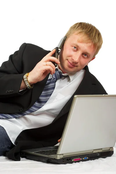 Az üzletember, a telefon és a laptop — Stock Fotó