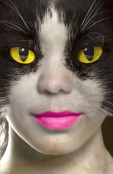 Женщина-кошка с ярко-желтыми глазами — стоковое фото