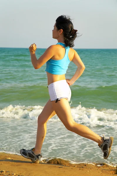 Chica corre a lo largo del mar ... —  Fotos de Stock